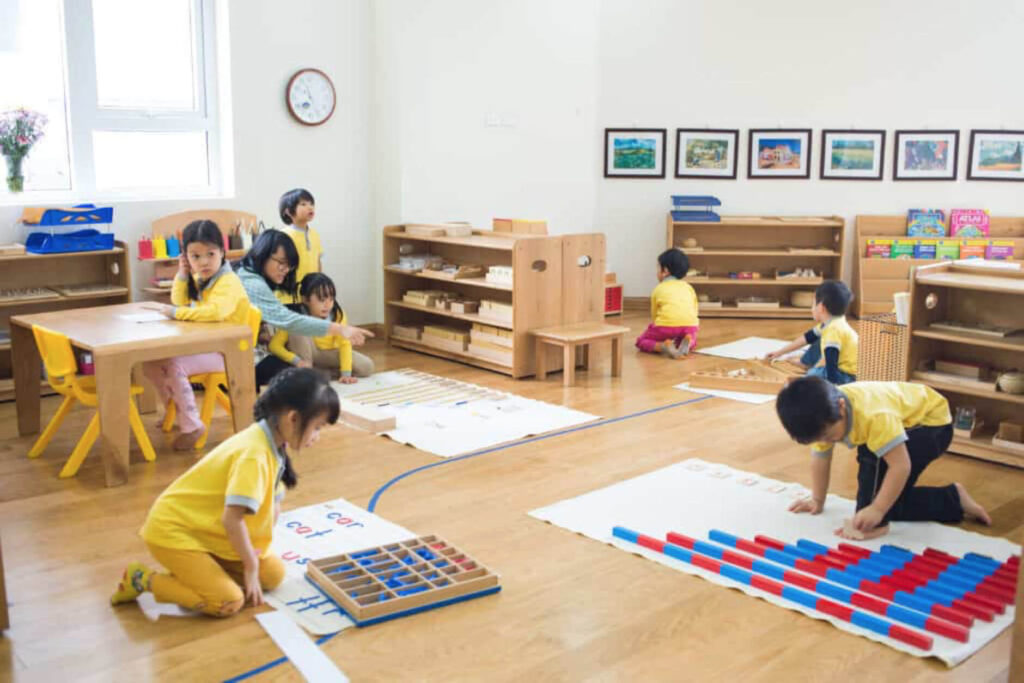 Noi dung phuong phap giao duc montessori giup tre vua hoc vua choi 1